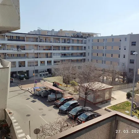 Antonela With Free Garage Parking Split